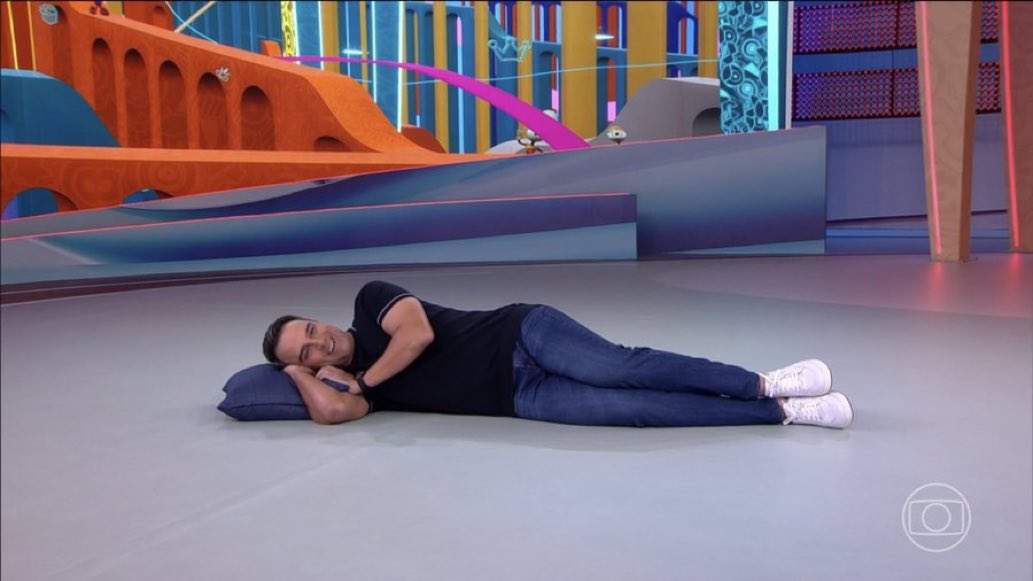 chicobarney's tweet photo. Alguém acorda o Tadeu… Queremos saber o que houve com o argentino e se a Beatriz continuará derrubando artistas sem nenhuma consequência. #BBB24 https://t.co/R3FGSYU31e