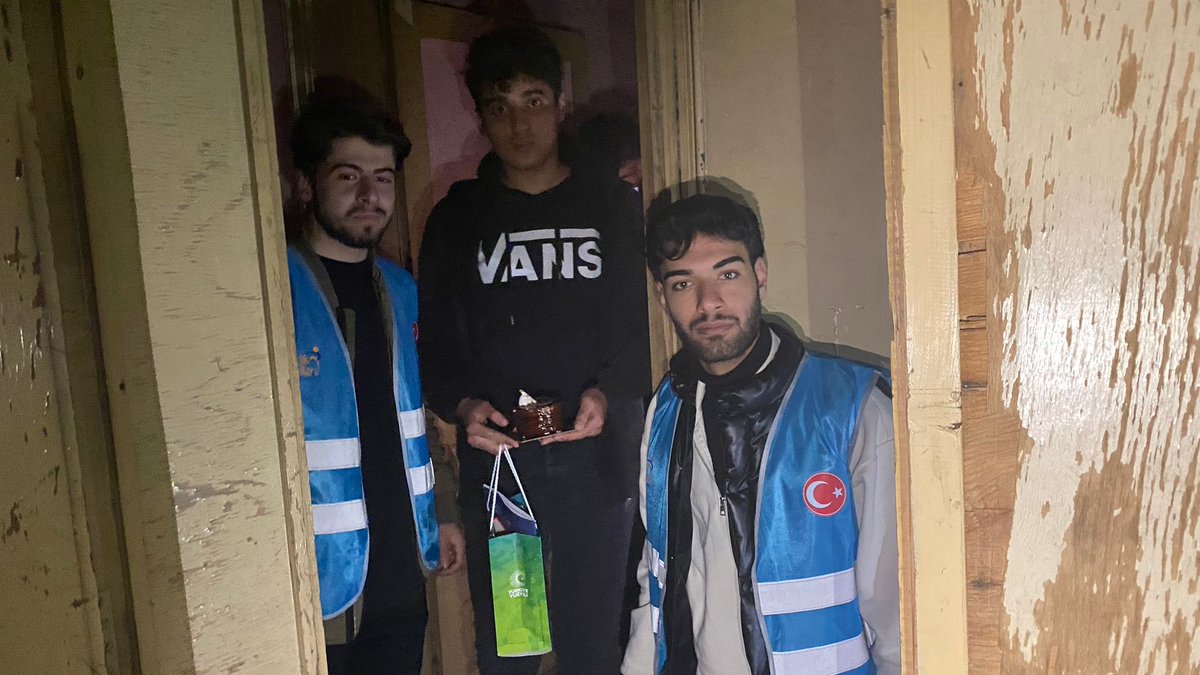 yenisecmen27's tweet photo. Yeni Yaşınızda #AkLiselim Yanınızda 🎂 🤩
İlk defa oy kullanacak olan kardeşlerimizin yeni yaşında yanlarında olduk.🤗
2024’te Gençlerle Zafer Var 😎💡 https://t.co/902dqGaDdi