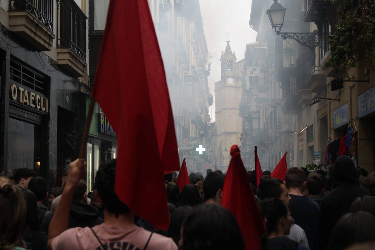 DonostiakoIA's tweet photo. Gaur Donostiako kaleetan barrena mobilizatu gara. Hona hemen manifestazioak utzitako irudi batzuk.

NEGOZIOEN ETA INPOSIZIOEN HEZKUNTZA BORROKATU! https://t.co/1WuqAruBRa