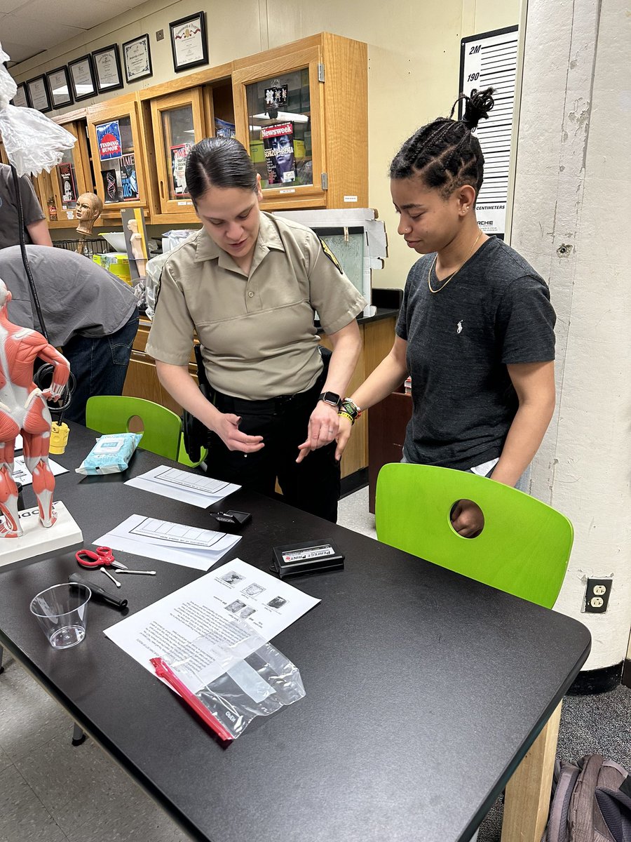 Forensicsteach's tweet photo. More Arlington Police Dept helping Forensic students roll prints! @APSCareerCenter @APS_CTE @arlingtontechcc @ArlingtonVaPD https://t.co/fuWvNBp4hP