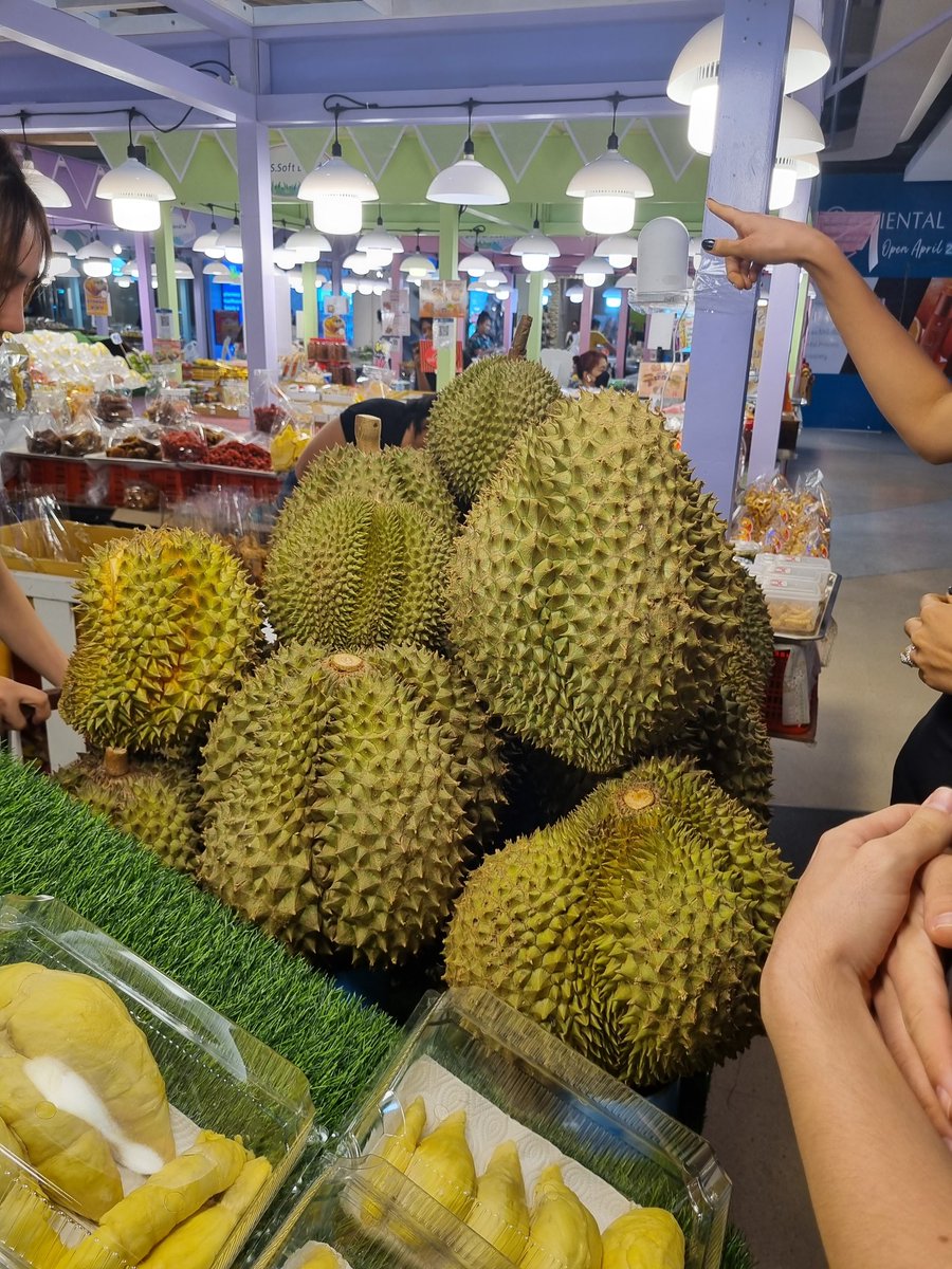 🇹🇭 🇹🇭  If durian is really fresh... it is super delucious. It still stinks, but it tastes great. Ever tried it? 

#durian #durianlovers #durianlover #exoticfoods #stinkyfood #Thailand #pancakedurian #ThaiFood
#ThaiCulture #ThaiLife #thaicuisine