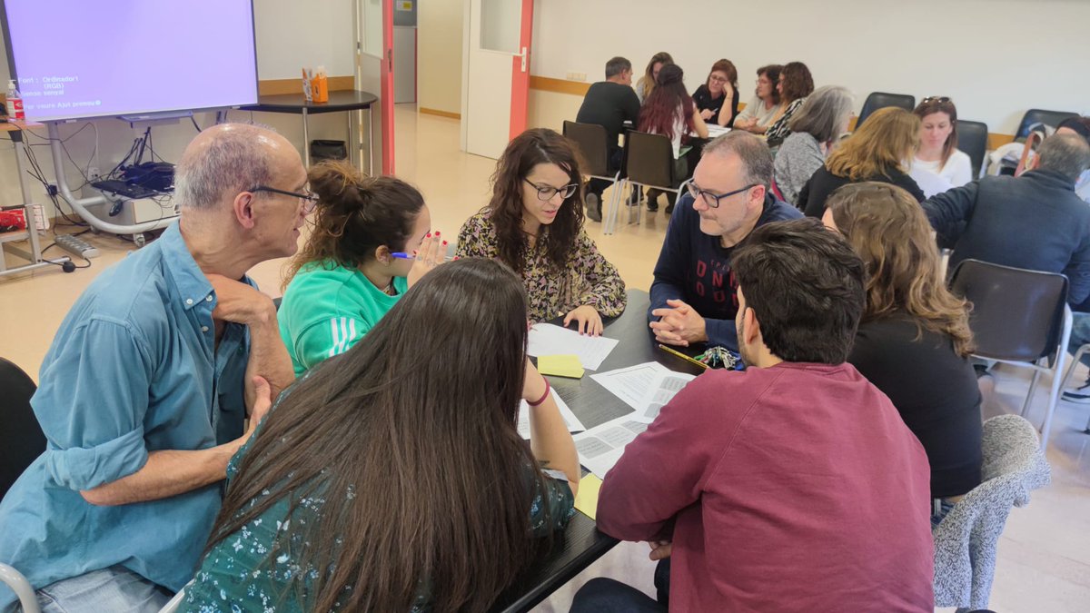Sessió  de treball i reflexió  per construir una mirada conjunta del nou institut del Disseny i Arts gràfiques de Barcelona ( IDAGB) <a href="/consorciedubcn/">Consorci d'Educació</a>