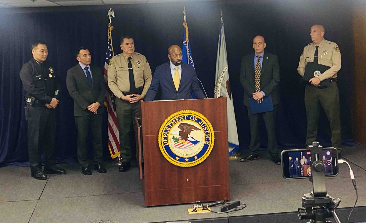 FBI Special Agent in Charge, Ted Docks, joined the US Attorney & partners with @lasdhq @lapdhq @LosAngelesATF & @venturasheriff to announce the #SafeCities violent crime initiative. @USAO_LosAngeles
ow.ly/iHiW50QY7hm