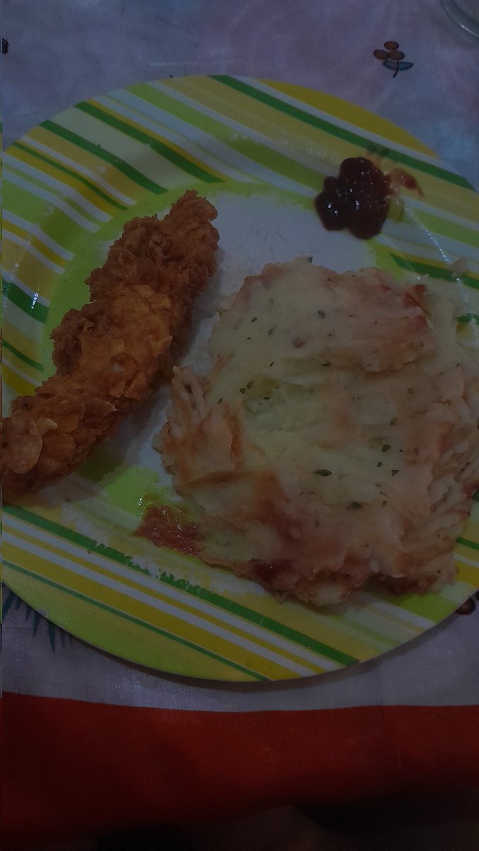 BellApple's tweet image. Ignoren mi gusto raro de ponerle ketchup al pure