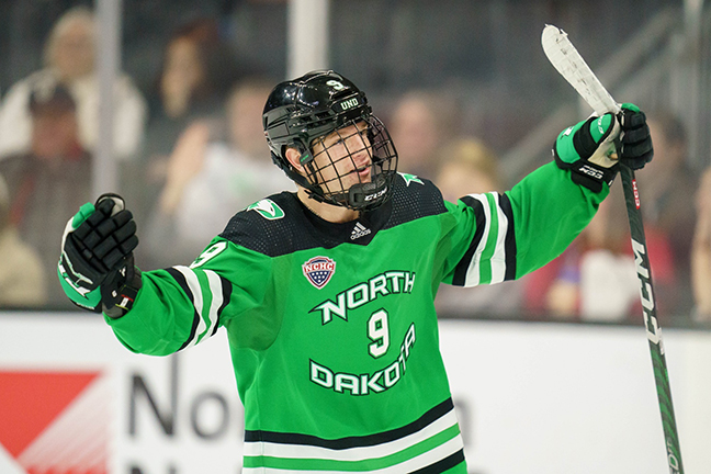 Jackson Blake of @epboyshockey is the lone Minnesotan on this year's Top Ten list for the @HobeyBakerAward. Blake will be leading the @UNDmhockey team into this week's Frozen Faceoff at the @XcelEnergyCtr, which begins Friday. @MinnStMHockey's Sam Morton is lone player from a