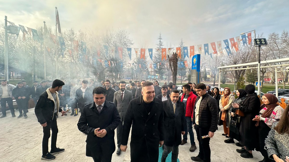 avyusufibis's tweet photo. Elazığ İl Başkanlığımızı ziyaret ederek teşkilat mensuplarımız ile bir araya geldik.

Elazığ’da, ‘Gerçek Belediyecilik’ hedefiyle; heyecan ve gayretle çalışan kardeşlerimizle hasbihal ettik. 

@akgenclikelazig @emreburakkurum https://t.co/X4xoFEsrzF