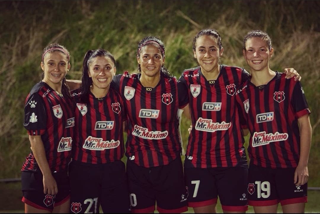 Viviana Chinchilla ha alcanzado los 100 partidos con la camiseta rojinegra, siendo de las últimas jugadoras de una gran generación que aún permanece en nuestro equipo. ¡Que sean muchos partidos y títulos más!

¡Nuestra legendaria Número 7! 🦁7⃣