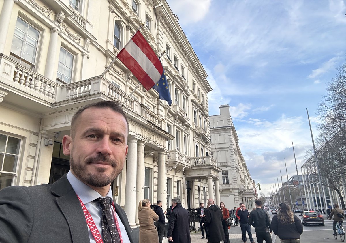 Just heading back to Worcester after presenting to delegates at the Austrian Embassy in London about the @RGSWorcester approach to #Edtech & #ArtificialIntelligence 🇦🇹 Was also an opportunity to meet some incredible people & learn about @imperialcollege & #AI in further edu.