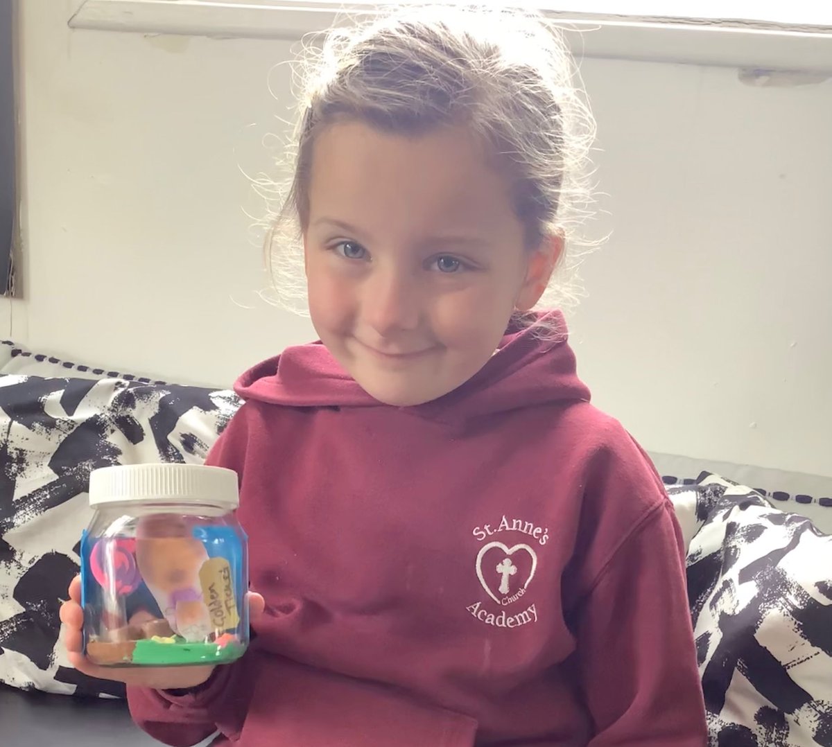 We couldn’t mention story jars without saying a huge well done to Daisy! A winning Charlie and the Chocolate Factory entry with real melting chocolate! Enjoy spending your Waterstones voucher 📖