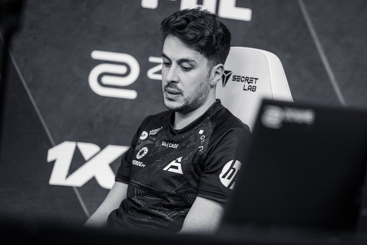 Cabeça para cima! Foi o 1º Major, tudo bem que estavam 2-0 e não se qualificaram para a 2ª fase, mas foi a 1ª vez que viveram essa aventura. Estamos todos orgulhosos pela representação! 🇵🇹👏👏 <a href="/MUTiRiS_csgo/">Christopher</a> <a href="/rmn_csgo/">Ricardo Oliveira</a> @arrozzdocee_ <a href="/ewjerkz/">Michel Magalhães</a> @storu__ <a href="/NABOWOW/">Daniel Brito</a> <a href="/SYDOX_/">SYDOX</a> <a href="/MarinhasGod/">Bruno Marinheiro</a>