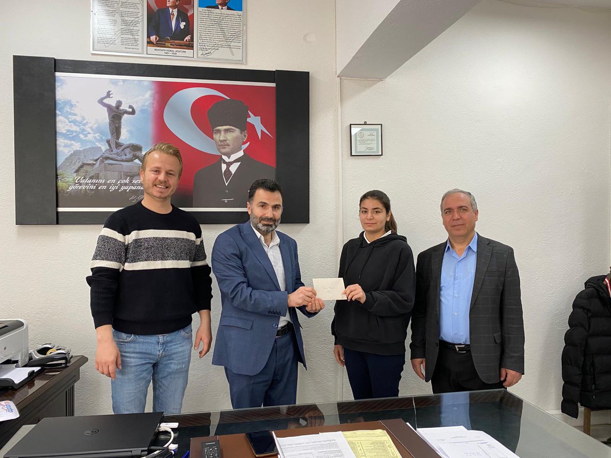 Dazkırı İlçe Müftülüğü tarafından düzenlenen “Çanakkale’nin Ruhu” konulu resim yarışmasında öğrencilerimiz Şevval BURAN ikinci, Melisa MORGÜL dördüncü olmuştur. Ödüllerini Dazkırı Müftüsü İbrahim KORKMAZ takdim etmiştir. Öğrencilerimizi başarılarından dolayı tebrik ediyoruz.