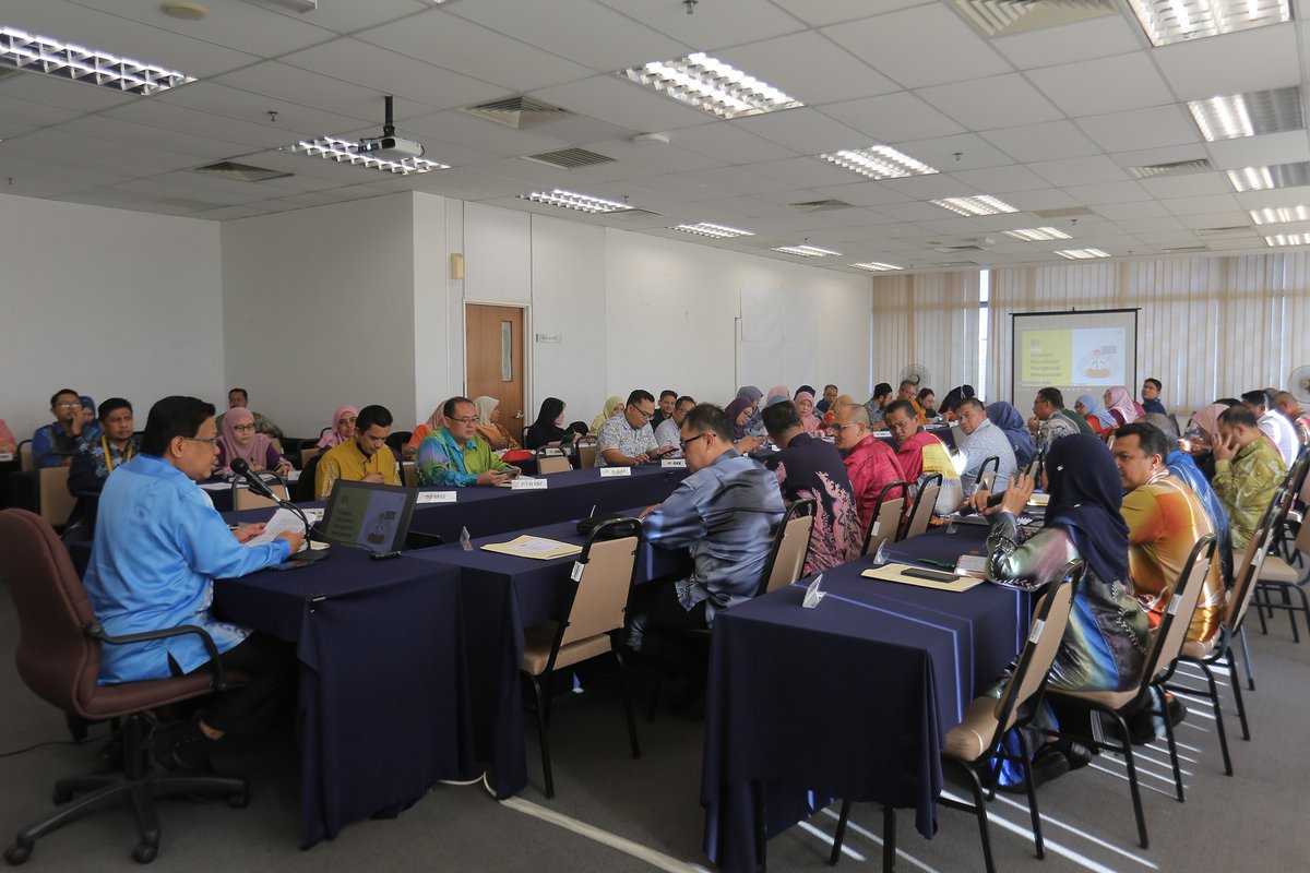 🗓 14 Mac 2024  
📍Bilik Hibiscus, Tingkat 18, Menara PJD, Kuala Lumpur. 

Mesyuarat Pejabat Portfolio (MPO) bil.1/2024 yang dipengerusikan oleh PK CPAB, YBhg. Dato’ Ir. Roslan bin Ismail

<a href="/JKRCPAB/">Caw. Perancangan Aset Bersepadu, JKR Malaysia</a> <a href="/Atikahz605/">Atikah zakaria</a>