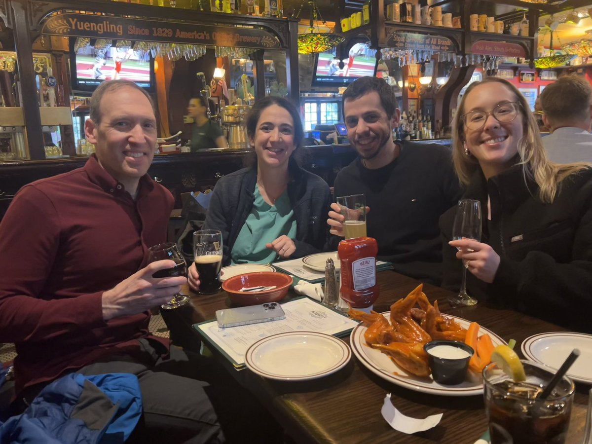 Good food and great people at the fellow-attending happy hour 🍻 @ChoSallie @AHajduczok @M_FosterMD @EitanFrankel