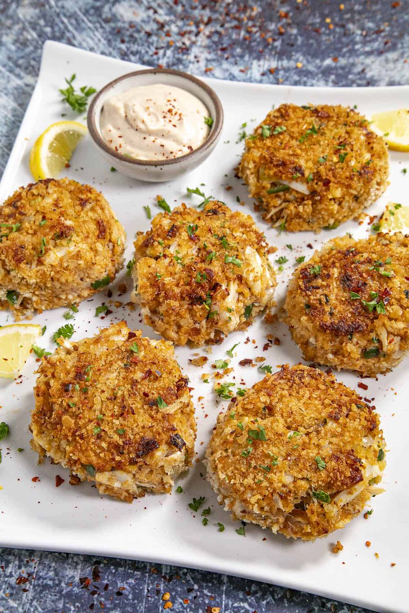 These crab cakes are easy to make, loaded with lump crab meat, so tender with a crispy coating, drizzled with homemade creamy crab cake sauce, always a hit. Learn how to make crab cakes. GET THE RECIPE 👉👉👉 chilipeppermadness.com/recipes/crab-c… #CrabCakes #EasyRecipe #Foodie