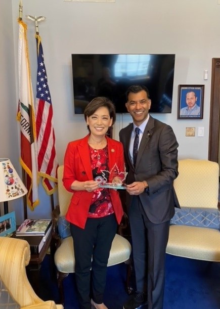 #TeamCanadaUSA CG @Zaib_Shaikh presented @RepYoungKim with an award to celebrate that CA-40 exports $467 million in goods to Canada annually—almost double the threshold for the #QuarterBillionDollarClub! Canada and #TheOC do great things together!