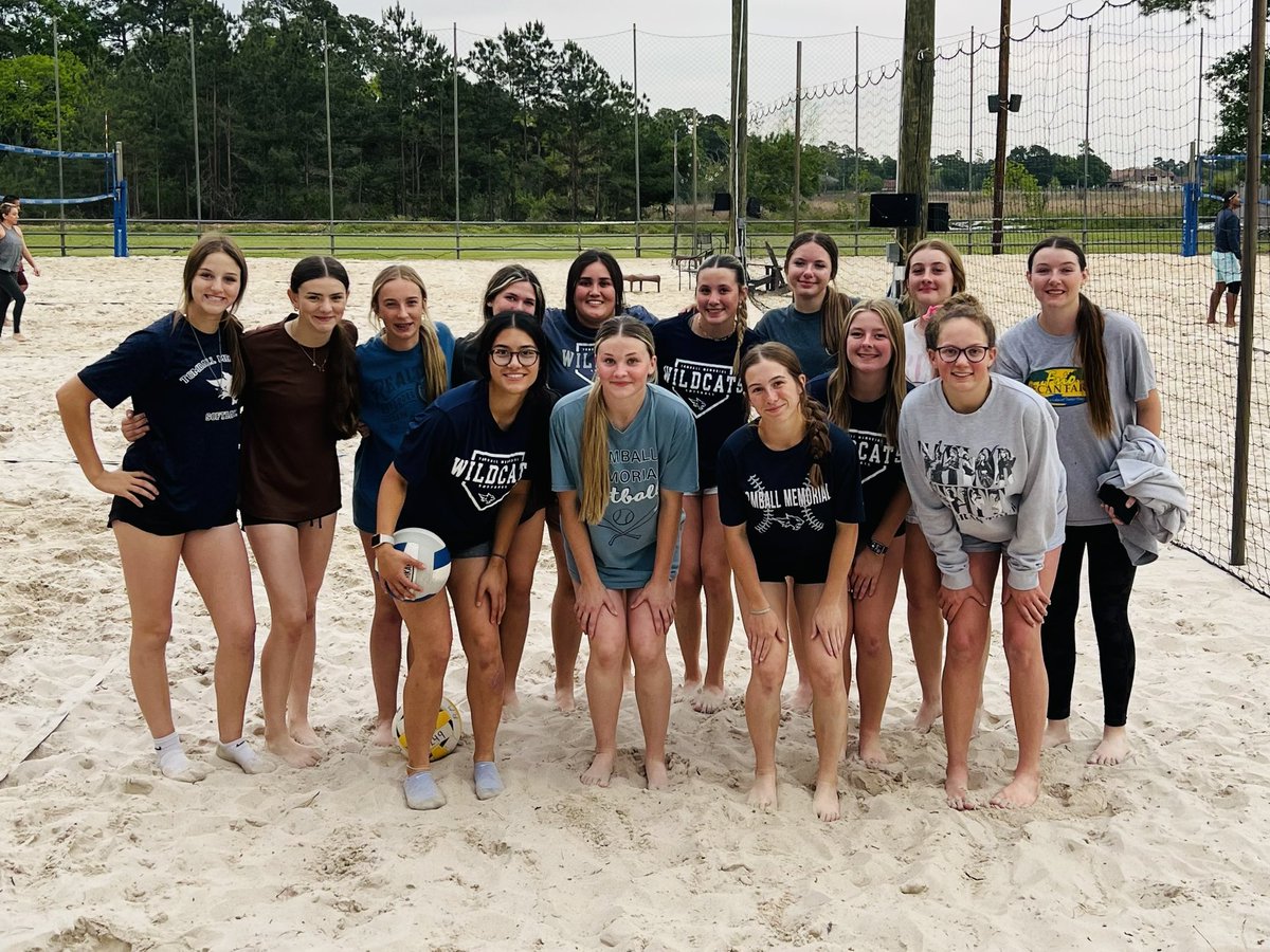 CarrieBelsito's tweet image. You’d think they’d want a night off… 🤷‍♀️ Instead our @SoftballTMHS girls are hanging out playing a little beach volleyball. 💙🤍 #keepchasing #besomeone