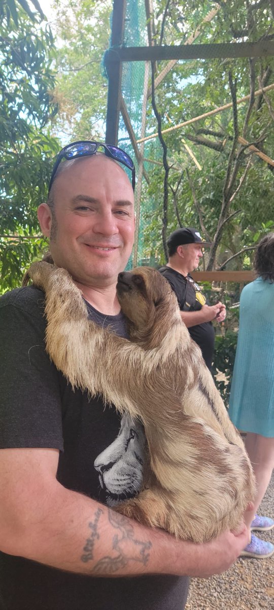 Just getting a hug & kiss from a Sloth in the Jungles of Honduras 🇭🇳