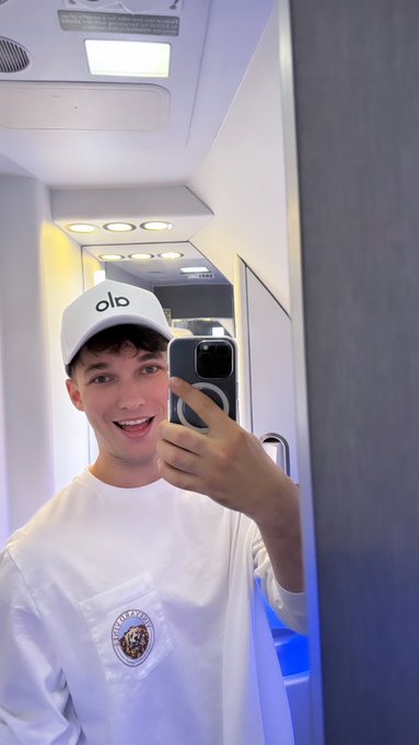 Repost if you’d fly with me in first class ♥️? https://t.co/iJ0WoSrMS7 https://t.co/vlsLibCwdO