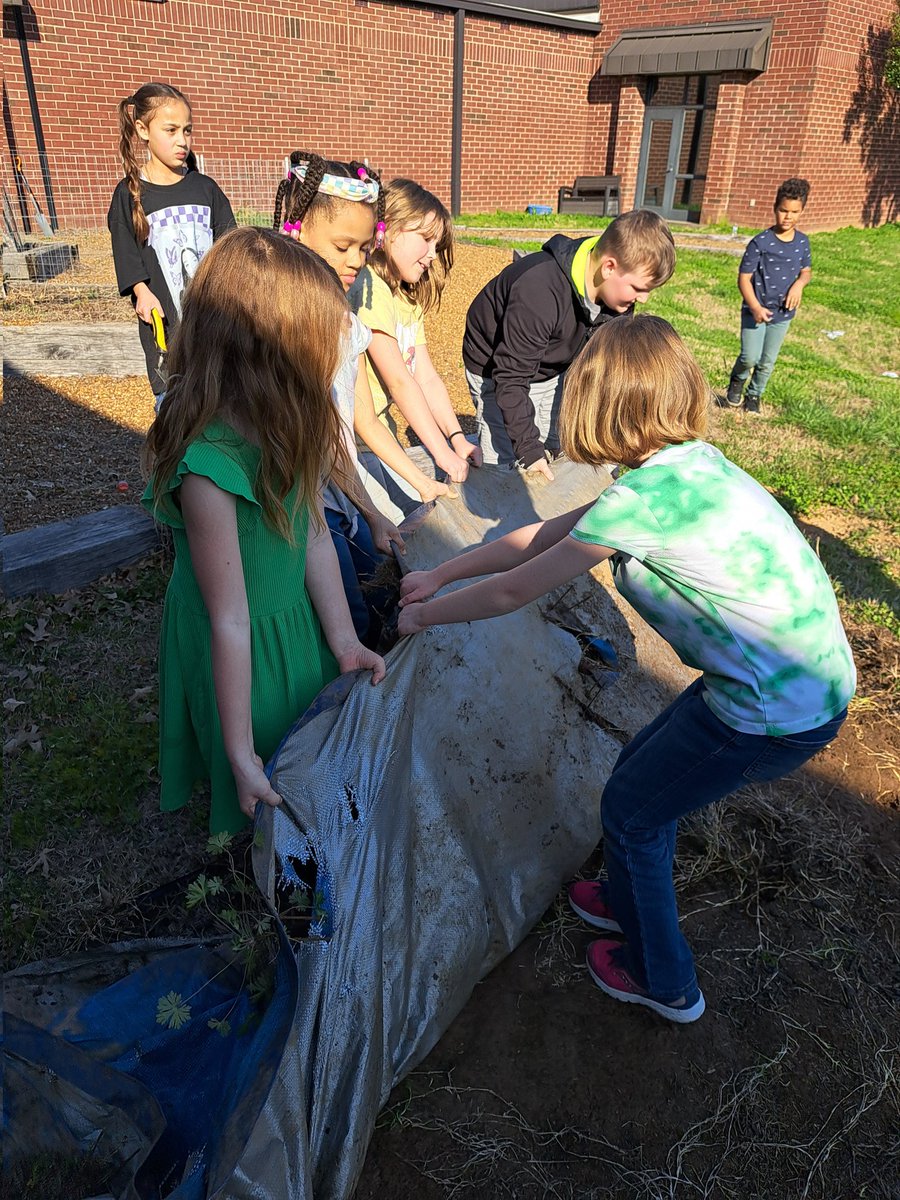 DegeorgeAnnette's tweet photo. A great work day for the RHESS Garden Club! #Buzzworthy #rhessprincipal #dramaact1 https://t.co/9yti6A1DFp