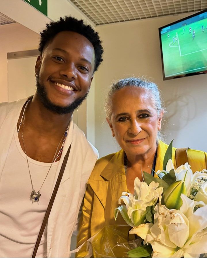 Ontem nos stories o Dan Ferreira estava super empolgado na gravação do Caldeirão especial com Maria Bethânia e Caetano Veloso e mostrou que levou flores para ela. Hoje ele postou que conseguiu entregar as flores e se declarar para Bethânia, lindo demais ♥️.