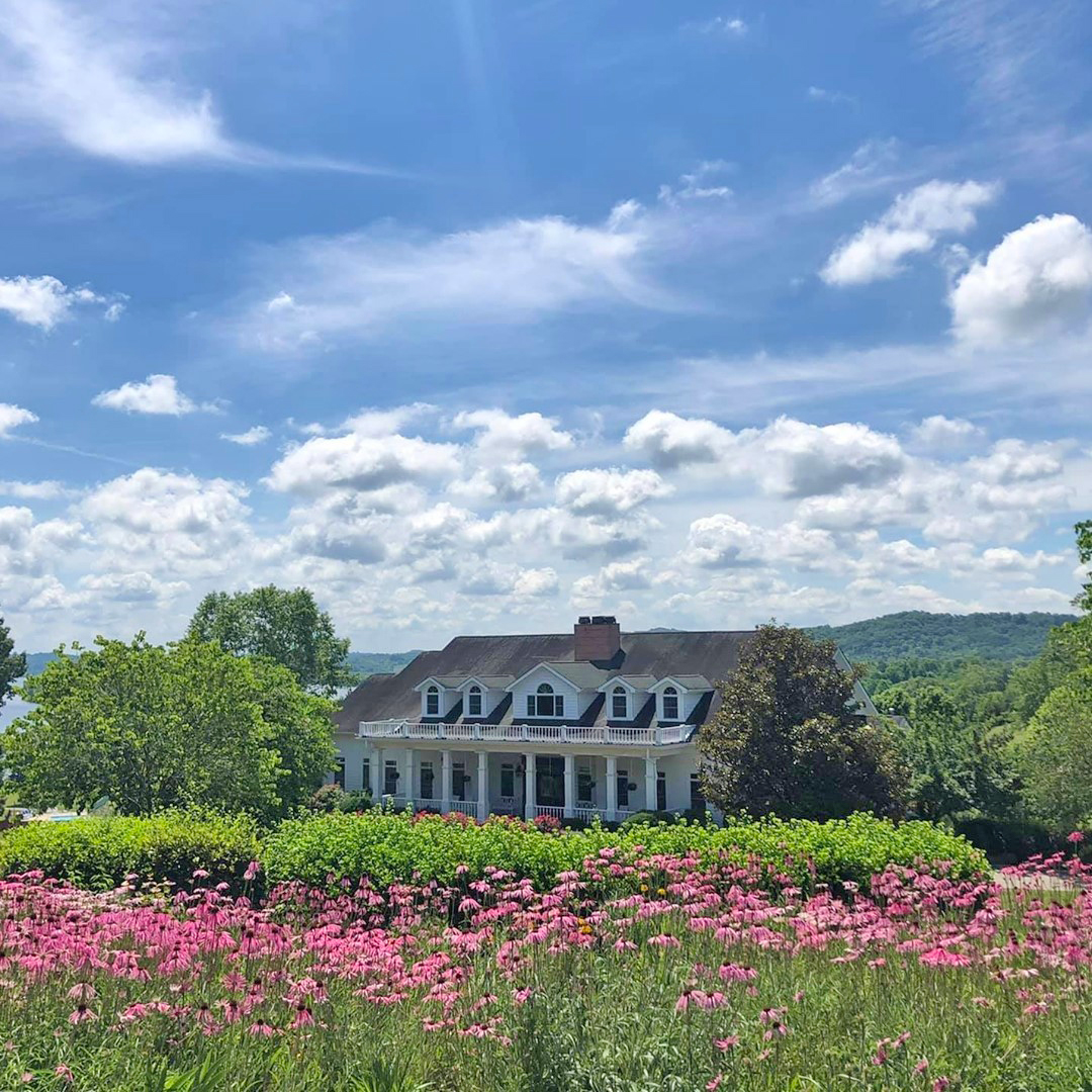 Add one of these photo-worthy BnBs to your Tennessee itinerary: bit.ly/3TM4FI9 📸: Whitestone Inn #TNSoundsPerfect