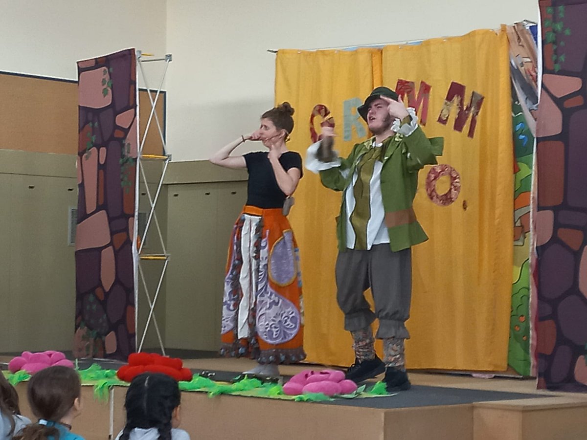 El alumnado de 1° a 3° de #PRI ha disfrutado y participado en la obra de #Teatro en #Inglés 🎭'The King, the dragon and the Princess' de la compañía Forum Theatre & Education 👏🏼👏🏼 @educacyl @cfievalladolid @CFPIdiomas #TeatroYEscuela #CompetenciaPlurilingüe #SoyDelRaimundo