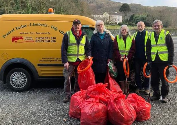 Awr brysur yn casglu sbwriel yn faesydd parcio Stesion Wyddfa a Gwesty’r Fictoria.
 ✔️9 o fagiau wedi ei casglu
✔️5 gwirfoddolwyr 

A Busy hour collecting litter in the Snowdon Mountain Railway and Victoria Hotel car parks.
✔️9 bags collected
✔️5 volunteers 
#llanberis #eryri