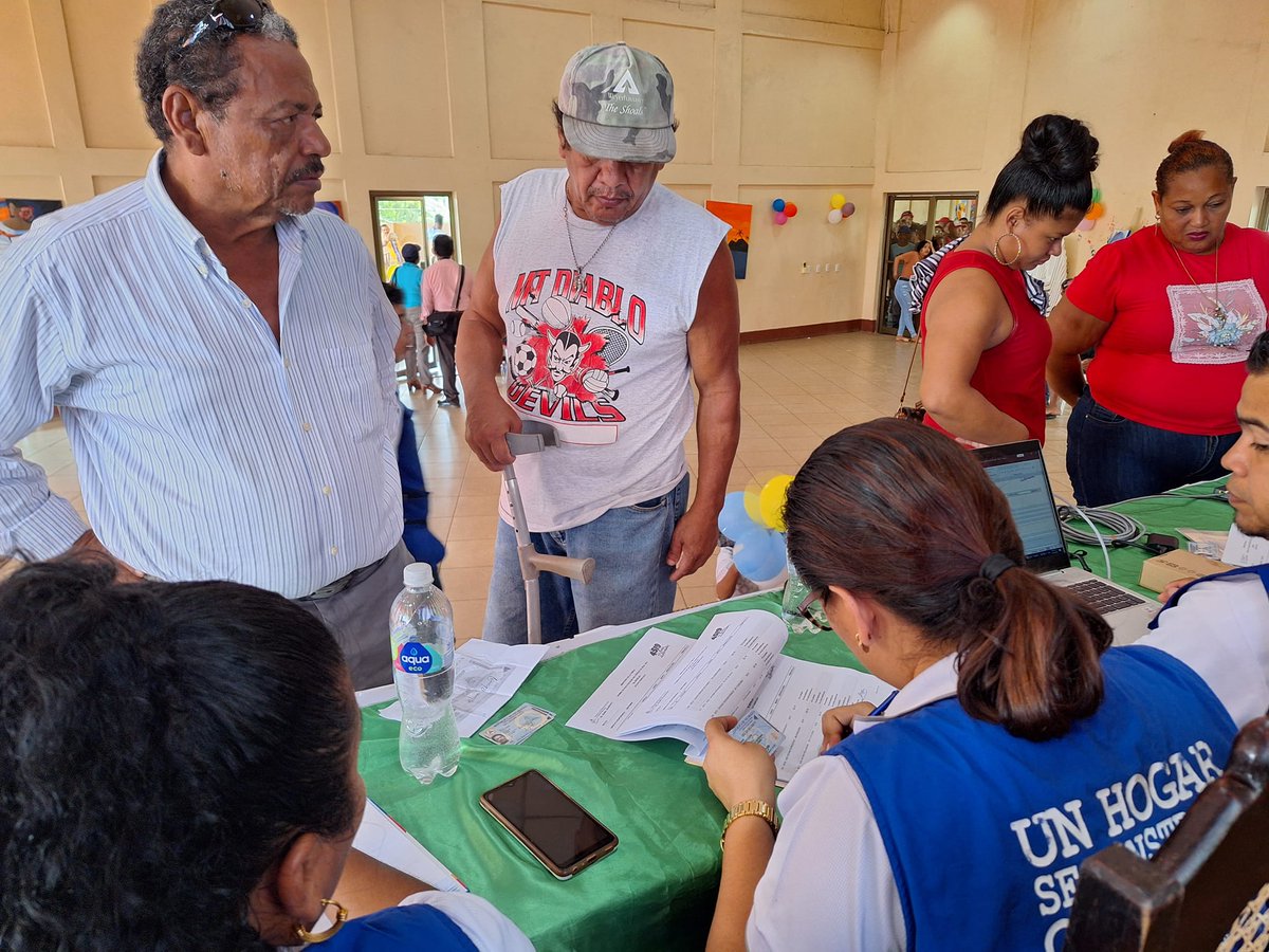 🎣 Gobierno de Nicaragua, a través del #MIFAM, entrega bonos a 852 buzos y sus familias en #Bluefields. La Vice Ministra Erika Espinoza acompaña la entrega. #Nicaragua #ApoyoComunitario
