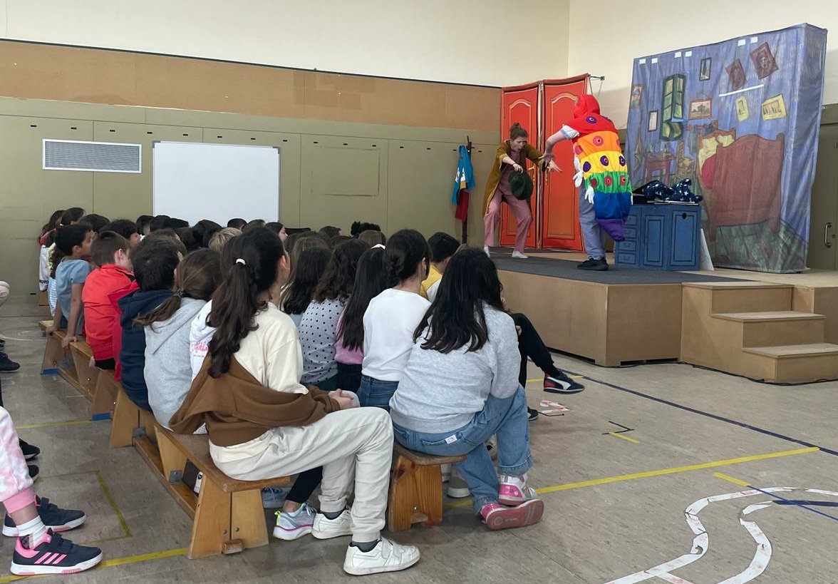 El alumnado de 4° a 6° de #PRI ha disfrutado y participado en la obra interactiva de #Teatro en #Inglés 🎭'The wardrobe monster' de la compañía Forum Theatre & Education 👏🏼👏🏼 @educacyl @cfievalladolid @CFPIdiomas #TeatroYEscuela #CompetenciaPlurilingüe #SoyDelRaimundo