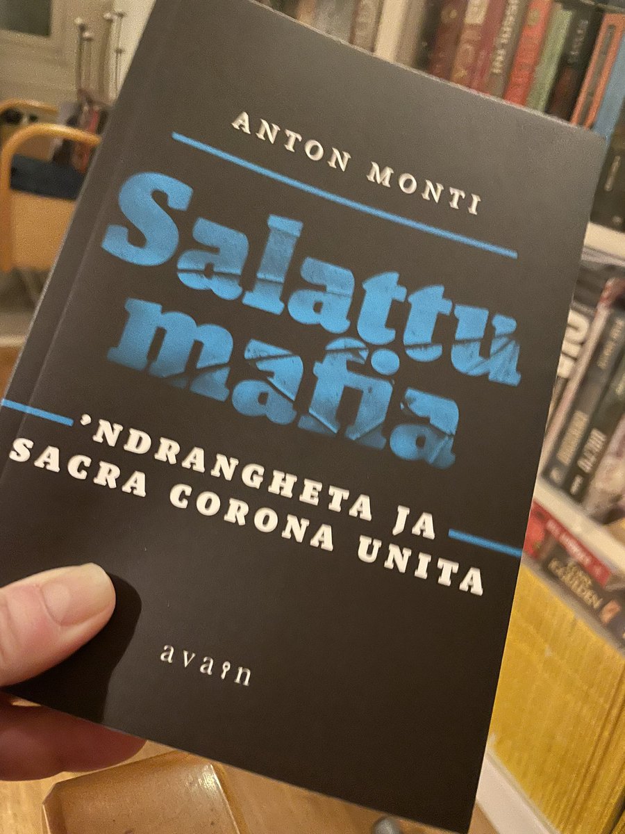 Viimeisimmässä, vielä kesken olevassa, #mafia käsittelevässä kirjassani ei ole tehty vertauksia suomalaiseen #ayliike, vaikka kirjoittaja on suomalainen. 

Onkohan meillä sittenkin liioiteltu? Se ei olisi uutta tässä liioittelevassa vastakkaisasetteluja rakentavassa kulttuurissa.