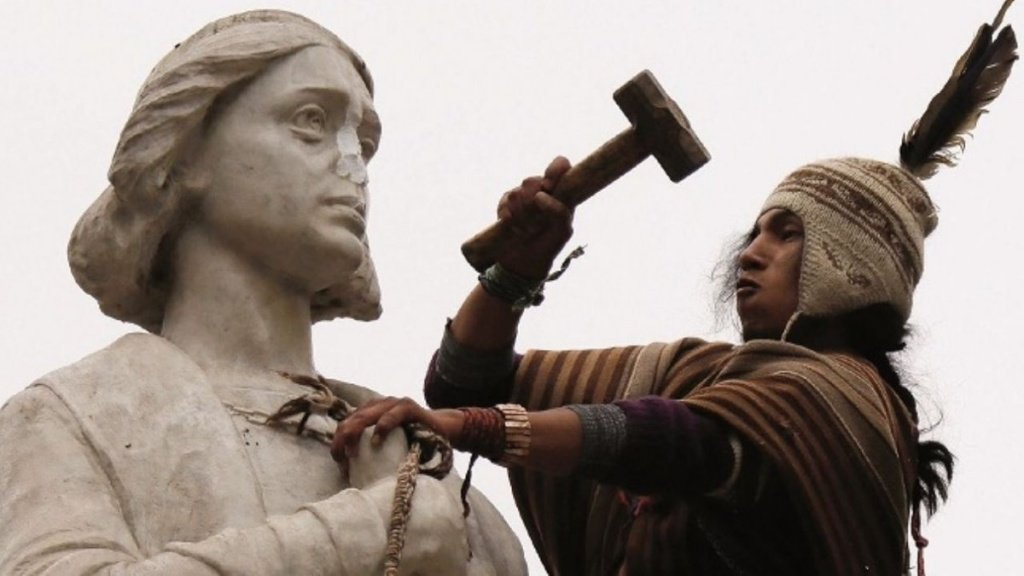 tsaeditora's tweet image. 📸 Indígena Aymara destrói estátua de Cristóvão Colombo em La Paz, Bolívia (2021).