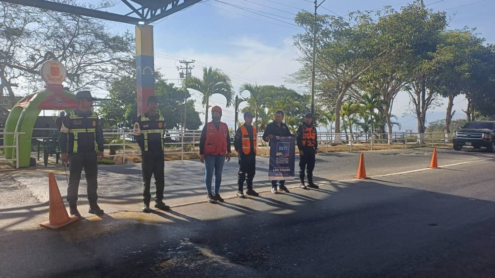 #20Mar | Funcionarios del INTT Los Teques, @GNB y @PNBVzla  realizan actividad de seguridad y prevención vial en el puesto de vigilancia vial Puerta Morocha. 
#EpocaDeTransformacion.