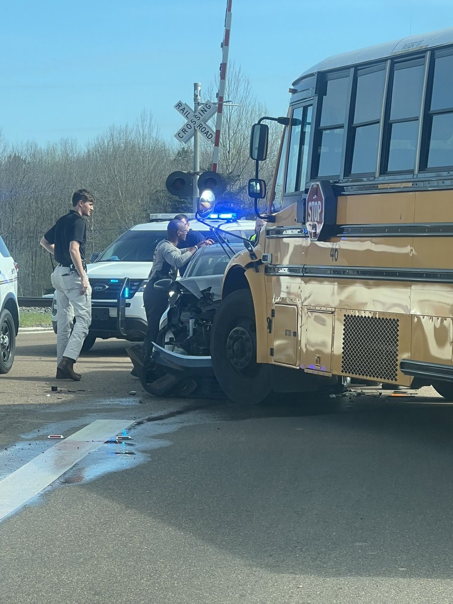 SaveJxn's tweet image. 🚨BREAKING NEWS🚨
Details are extremely limited but there appears to have been a head-on collision involving school bus at Airport / Greenfield rd and 468 in Pearl @PearlPoliceDept @CityofPearl 

#mississippi #BreakiNews #pearlms