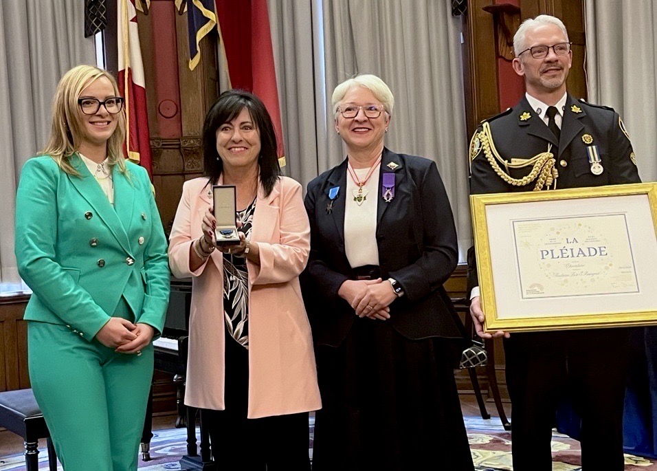 Bravo à Lise Bourgeois, décorée de la médaille de l'Ordre de la Pléiade, grade de Chevalière, par une amie de longue date, Édith Dumont, @LGOntario, pour sa contribution au développement et au rayonnement de la francophonie ontarienne. Toutes nos félicitations! @APFfrancophonie