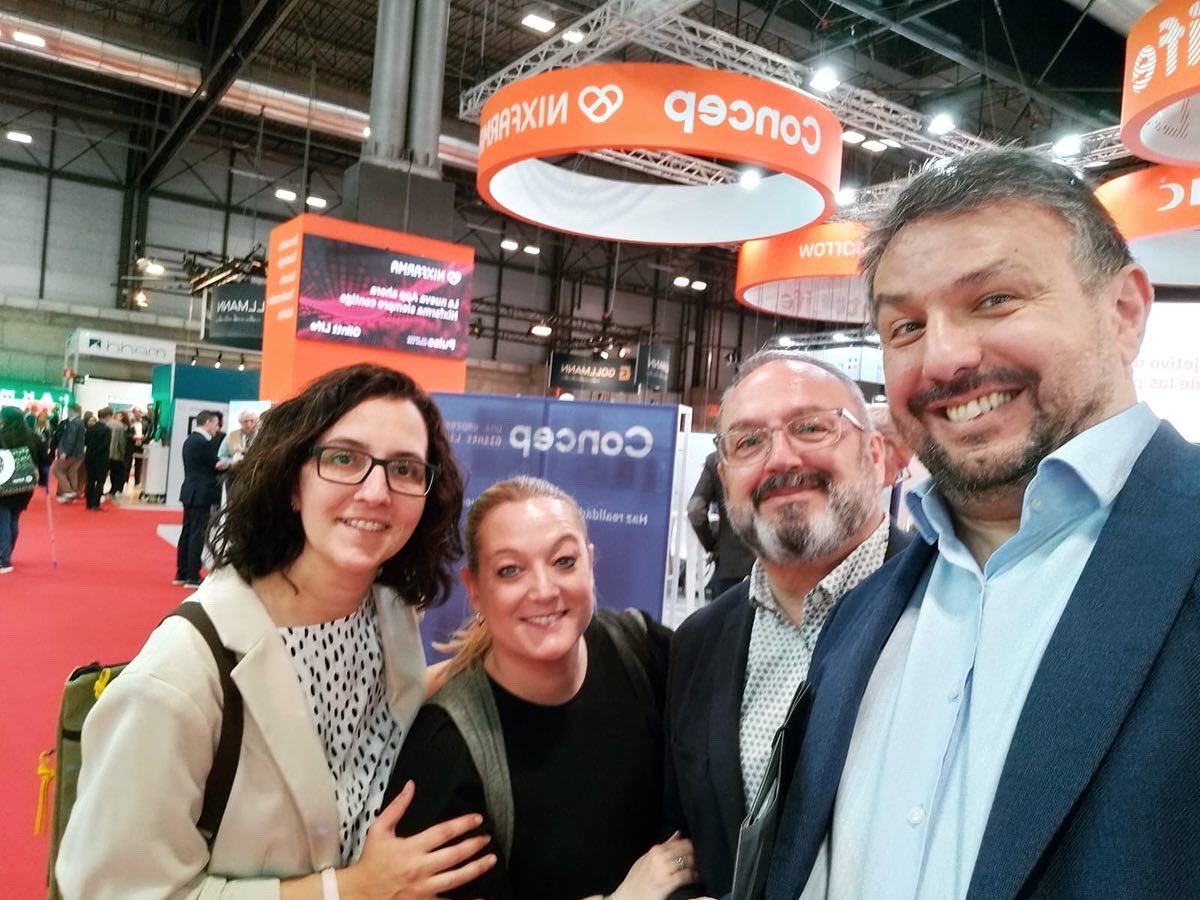 angelarivas's tweet photo. Jornada gratificante con mis compañeros de #smfarma en @infarma_oficial #ifema #madrid 
Empapándome para un futuro, recopilando ideas de #diseño y #merchandising 

El jefe, que no está en la foto, estaba pateándose la feria y Cris, nuestra compi, no nos ha podido acompañar. https://t.co/v1ncIyDSrf