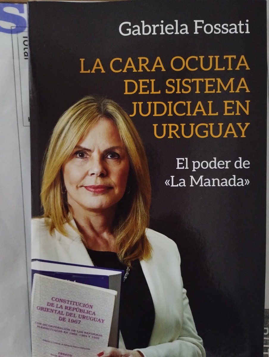 ale1261912619's tweet photo. Es un buen momento para leer #elpoderdelamanada
De @Gaby_marigaf.
Para que no te comas cuento y entiendas por dónde viene la mano. https://t.co/1KaQIImqXF