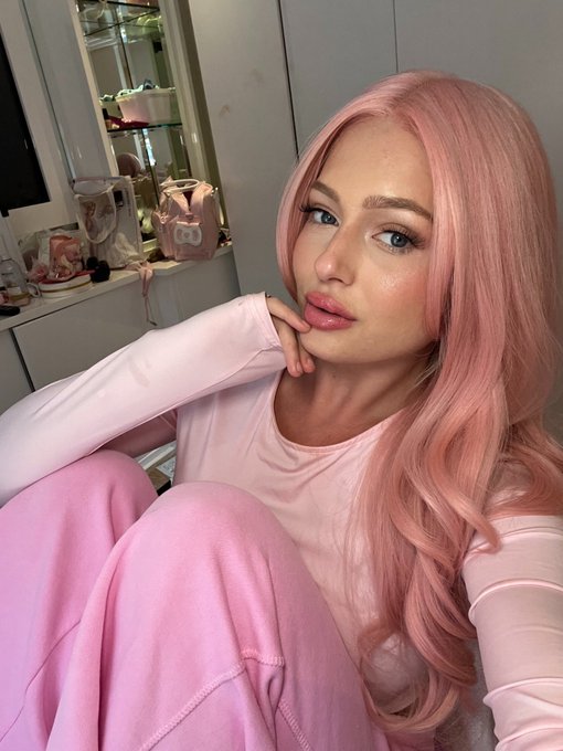 Pink or blonde? 💋 https://t.co/kCFsftFken