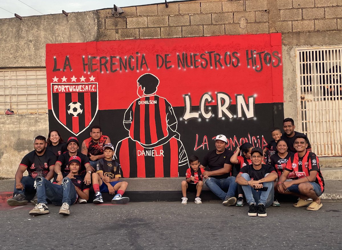ArnooldFer's tweet photo. No nos vengan a decir que somos solos unos delincuentes, fumadores, radicales, vagos.

Aquí somos un grupo de personas enamoradas del @Portuguesa_FC con ganas de crear conciencia e identidad por estos colores.

Así es la @BarraLCRN así es esta gente.

Los que siempre están🔴⚫️ https://t.co/zZKHKr6MVK