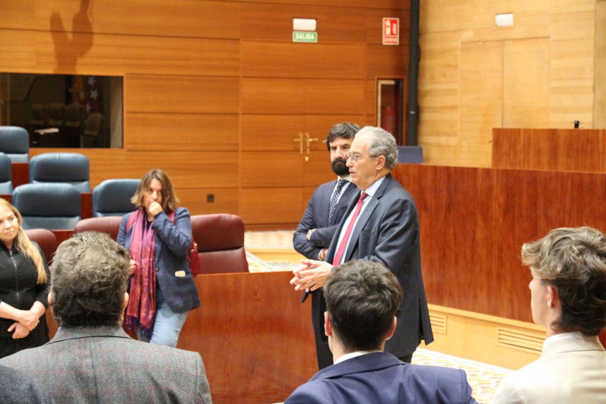 Esta tarde en la @asambleamadrid hemos recibido la visita de estudiantes de @CEFAS_CEU. Ha sido un placer dialogar con ellos y explicarles la historia y el funcionamiento del Parlamento madrileño.