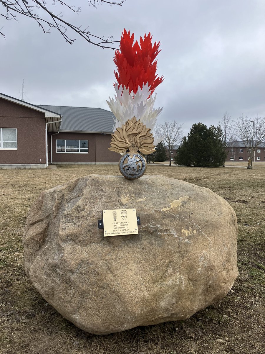 It has become a tradition on Op CABRIT for Battlegroups to mark their deployments with a ‘we were here’ stone. There was only one thing we could have on ours! Glacial boulders are common across 🇪🇪 and were deposited when the ice shelf retreated ~10,000 years ago.