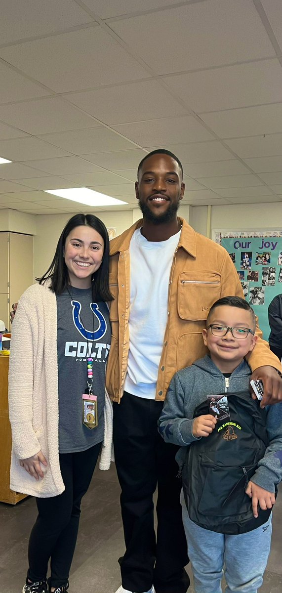 I had the honor to nominate a student for the David Bell - Far Eastside Kid Award. Today David came to present the award to one of my amazing students. Thank you to @DB3LL for giving back to our community & for all the great things you are doing! @msdwarren @WCHS_Warriors 🖤💛💜