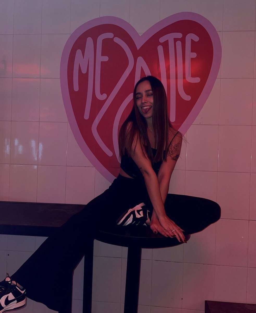 rebecuin's tweet image. estaba viendo mis fotos y analicé esta y se ve tan básica; pero ese logote de atrás yo lo hice, armé la tipografía, el símbolo, los colores, lo mandé a imprimir y ahora está en mezontle cdmx, o sea es una foto mía con mi pequeña creación; con mi arte 🥺🩷