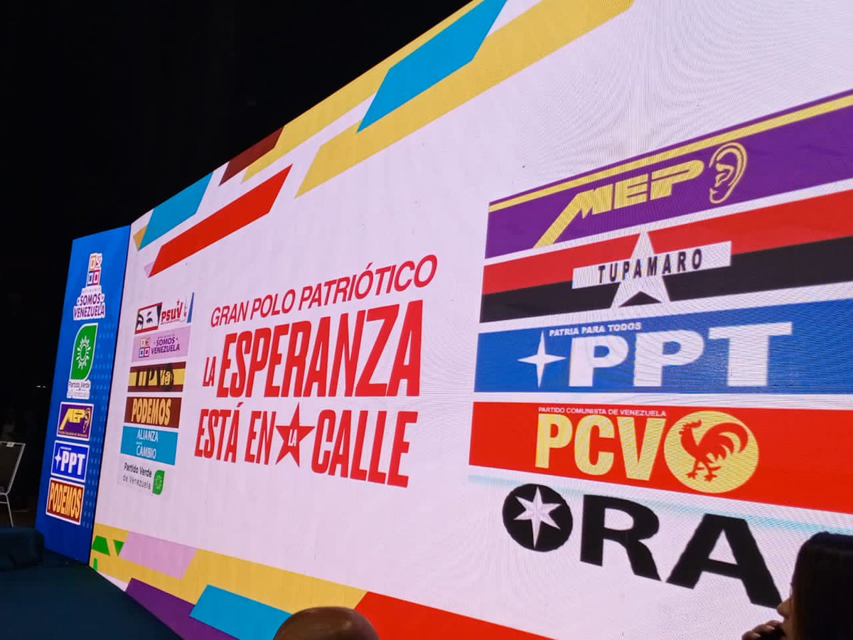 #Ahora|| desde el Teatro Teresa Carreño, se da inicio el encuentro del GPPSB con nuestro camarada y hermano Pdte. @NicolasMaduro.
¡VAMOS NICO!

#EpocaDeTransformacion