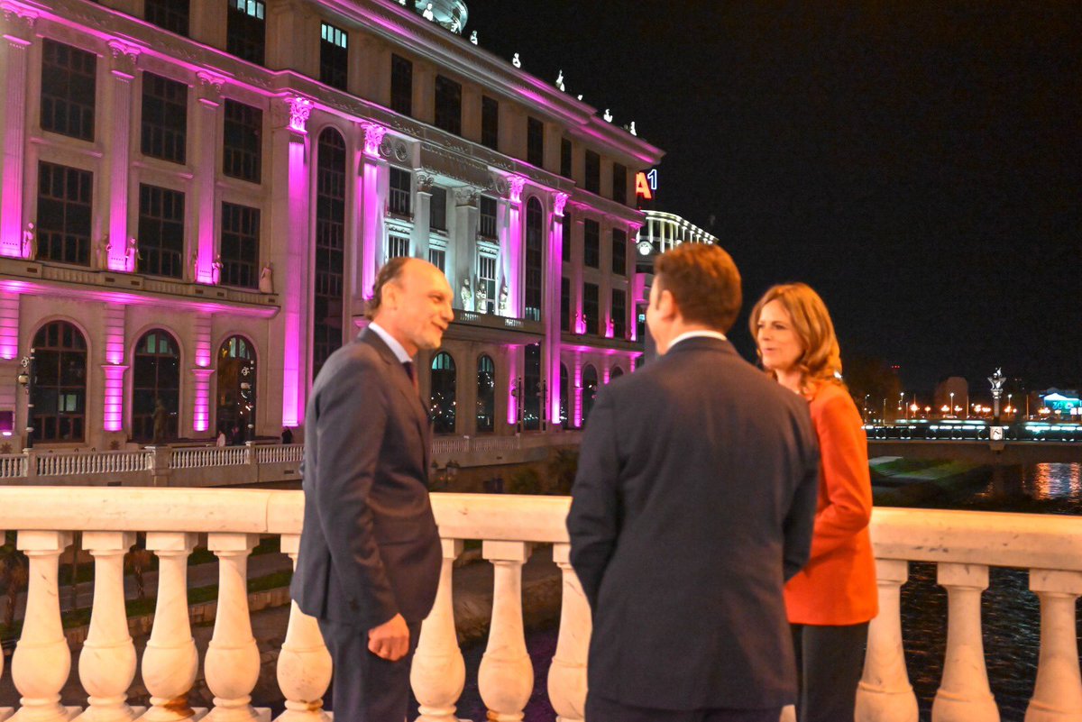 Bujar_O's tweet photo. Aujourd'hui, nous célébrons la langue française, la diversité linguistique et culturelle.
Ce soir, avec les ambassadeurs Cyrille #Baumgatner 🇫🇷 et Véronique #Hulmann 🇨🇭nous illuminons le bâtiment du Ministère des Affaires étrangères de la 🇲🇰 aux couleurs de la #Francophonie https://t.co/J270HMlo5I