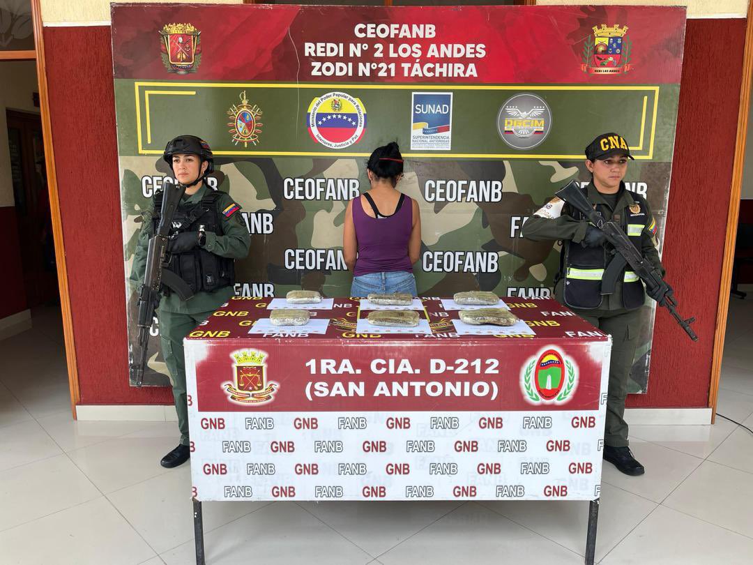 dhernandezlarez's tweet image. En el marco de la Operación Cacique Murachí 2024, efectivos de la #FANB en el PAC &quot;Peracal&quot;, parroquia Capital Bolívar, municipio Bolívar del estado Táchira, efectuaron la aprehensión de una ciudadana identificada como Nancy Ginett Rojas Benitez, C.I.V.- 10.154.426, a quien se le…