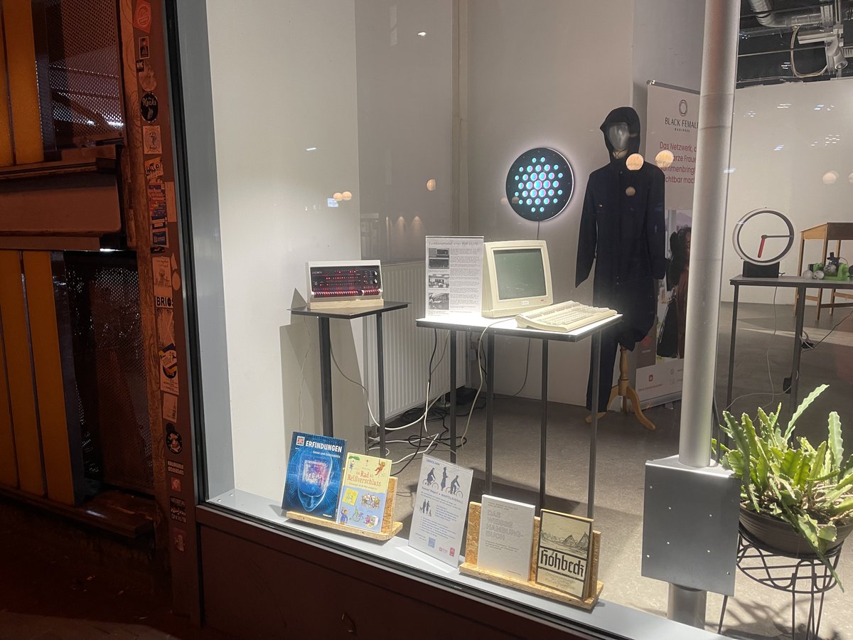 Andreas_SuH1912's tweet image. There is a #PiDP11 with a VT510 running in an exhibition about inventions in a tourist information in a train station in Hamburg, Germany.
@Oscar_CEDS #PiDP