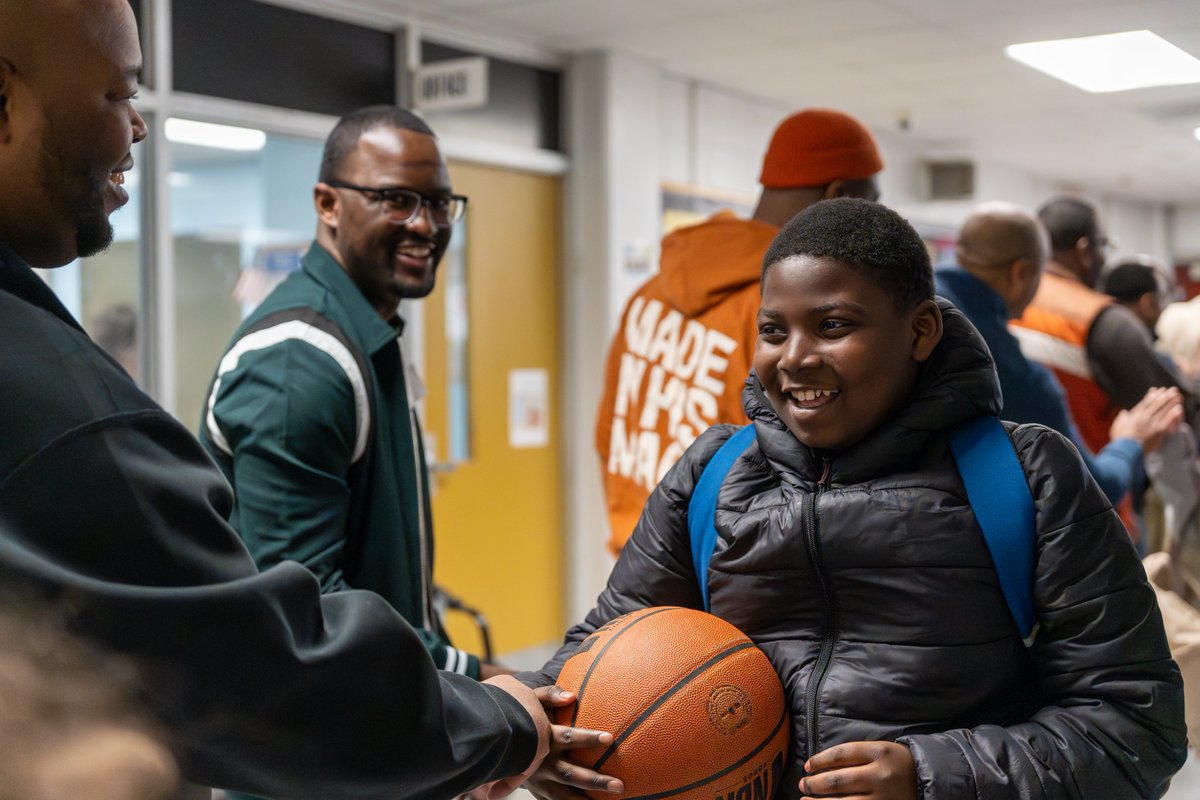 JCPSKY's tweet photo. ⚡️ FLASH DADS | The #JCPSFlashDads surprised students today at @PriceOwls! We ❤️ to see it! Thanks as always to the Flash Dads for spreading joy at our schools. #WeAreJCPS @JCPSDEP1 https://t.co/sMfNjzkLdq