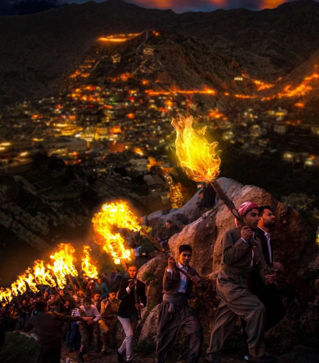 Kürtler ve Newroz Kürtlerin Newroz kutlama geleneği Kawa'dan önce Avesta'da Dünyanın ilk mitolojik insanı olarak geçen Keyumars'a dayanır. Keyumars (Kürt isminin buradan modern halini aldığı söylenir) Rewanduz dağlarında Diana isimli şeytanla savaştı. Keyumars ve Kürtler…