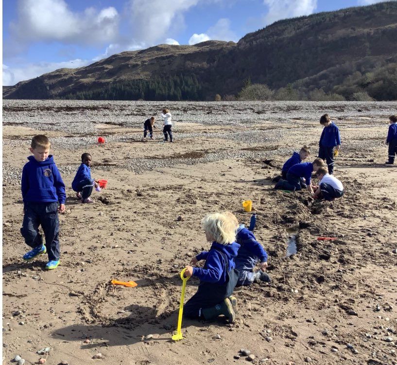 P2 took advantage of the beautiful day and went to Tralee bay. They designed Viking longboats and longhouses and then worked as a team to create a large fjord to carry the longboats.
You really can’t beat the outdoor learning opportunities in Argyll & Bute! #ABPlace2B @abc_OCTF