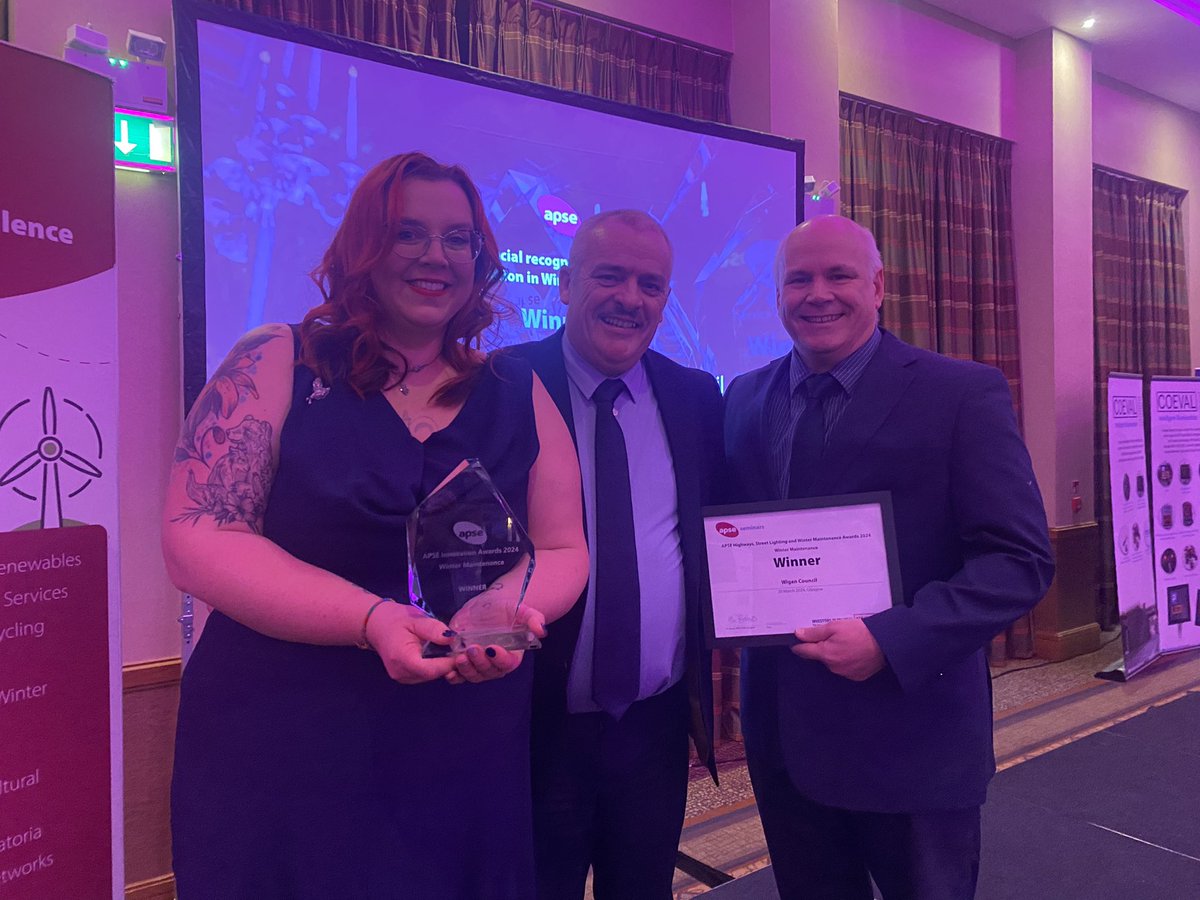 The winner of the APSE Special Recognition Award for Winter Maintenance goes to… Wigan Council! Congratulations @WiganCouncil A big thank you to @DryburghArchie for presenting this award!